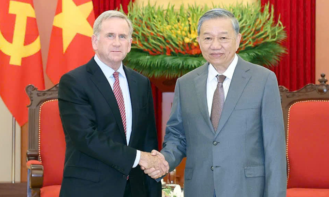 Tổng Bí thư Tô Lâm (phải) tiếp ông Alex Rogers, Chủ tịch phụ trách Quản trị toàn cầu, Tập đoàn Qualcomm (trái), chiều 10/6. Ảnh: TTXVN