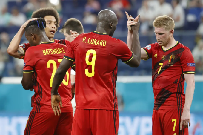 Kevin De Bruyne (phải) mừng bàn cùng Romelu Lukaku trong trận Bỉ gặp Phần Lan tại sân vận động Saint Petersburg ở St. Petersburg, Nga ngày 21/6/2021. Ảnh: AP