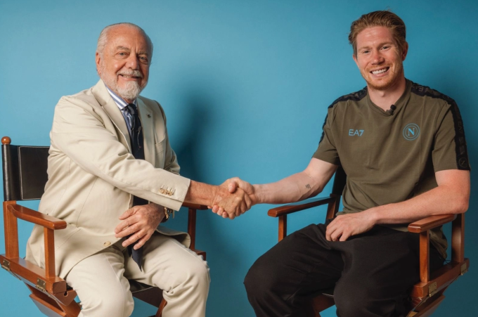 Chủ tịch Napoli, De Laurentiis thông báo tuyển mộ De Bruyne bằng bức ảnh bắt tay này đăng trên tài khoản X. Ảnh: X/ADeLaurentiis