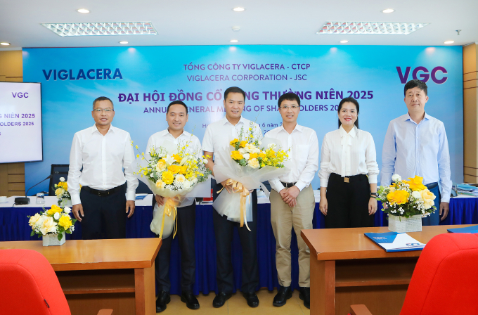 HĐQT Viglacera nhiệm kỳ 2024.2029. Ông Trần Mạnh Hữu đứng thứ 3 từ trái sang). Ảnh: Viglacera