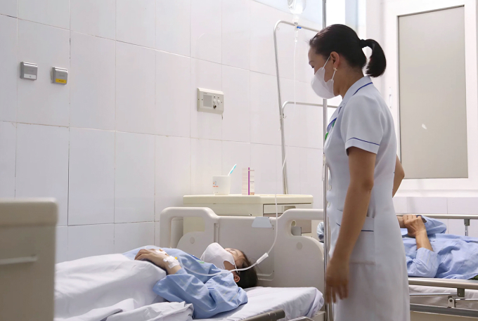 Điều dưỡng An điều trị tại Khoa Phẫu thật Thần kinh Cột sống điều trị, ngày 2/6. Ảnh: Hùng Lê