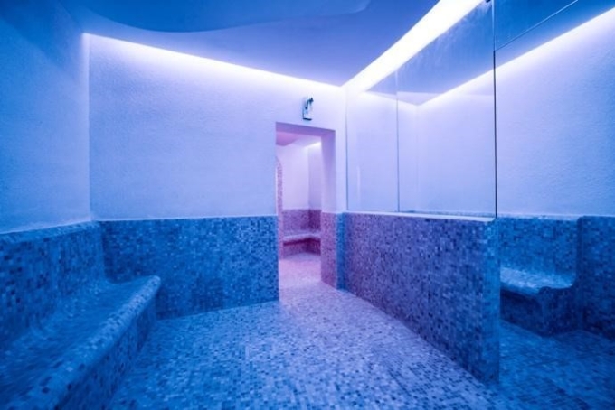 Sau khi xông nóng trong phòng xông hơi đá muối Himalaya, du khách có thể hạ nhiệt cơ thể trong hầm băng tại spa ESC. Ảnh: Radisson Blu Resort, Cam Ranh