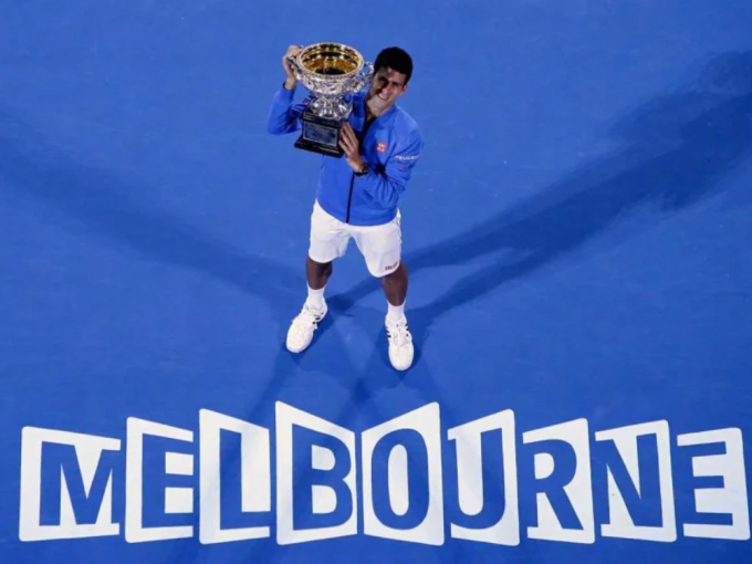 Novak Djokovic cùng danh hiệu Australian Open 2015. Ảnh: AP