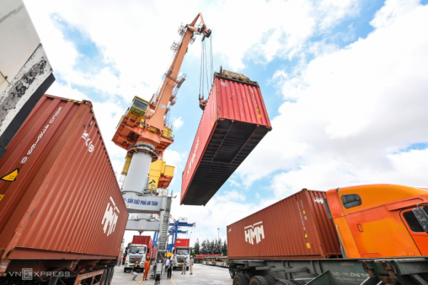 Giảm điều kiện kinh doanh cho doanh nghiệp: Giải pháp thực chất nào?