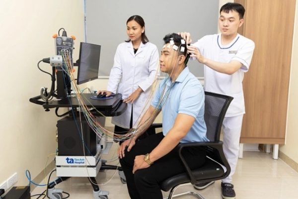 Đau nửa đầu, tê tay trái: Dấu hiệu đột quỵ?