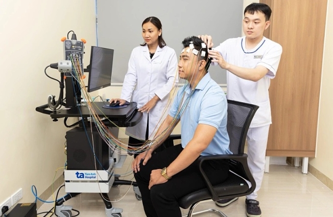 Bác sĩ đo điện não chẩn đoán sớm các bất thường của hệ thần kinh. Ảnh minh họa: Bệnh viện Đa khoa Tâm Anh
