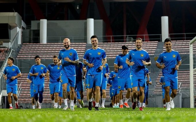 Hai cầu thủ mang dòng máu lai mới gia nhập đội tuyển Malaysia là Joao Figueiredo, Jon Irazabal (thứ tư và năm từ trái sang) tập luyện chiều 9/6/2025. Ảnh: Malaysia NT