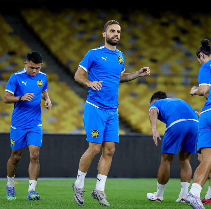 Tiền vệ Hector Hevel (giữa) của CLB hạng Nhất Bồ Đào Nha Portimonense tập cùng đội tuyển Malaysia tại sân Bukit Jalil, Kuala Lumpur ngày 1/6/2025. Ảnh: Malaysia NT