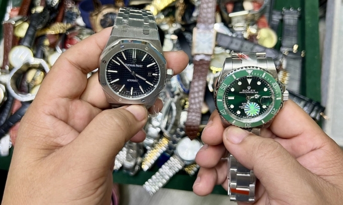 Đồng hồ nghi giả nhãn hiệu Rolex được bán tại Saigon Square. Ảnh: Quản lý thị trường