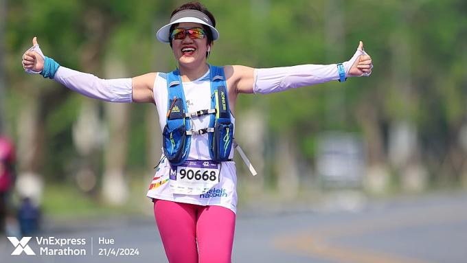 Runner VnExpress Marathon Huế 2024 chọn trang phục màu sáng, có găng tay, mũ, kính để chống nắng. Ảnh: VnExpress Marathon.