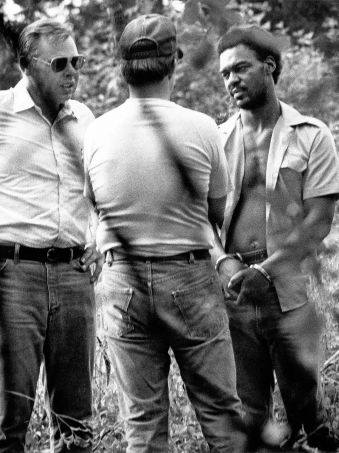 Cảnh sát đưa Carl Coral Eugene Watts đến hiện trường tìm thấy thi thể nạn nhân ở Houston, ngày 16/8/1982. Ảnh: Houston Chronicle