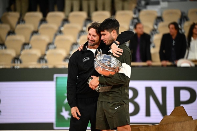 HLV Ferrero khoác vai chia vui với học trò sau khi Alcaraz vô địch Roland Garros 2025. Ảnh: LÉquipe