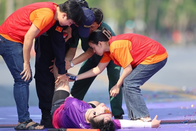 Một runner được chăm sóc y tế ngay sau khi qua vạch đích VnExpress Marathon Huế 2024. Ảnh: VnExpress Marathon