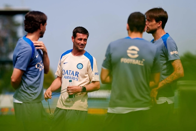 Chivu làm việc với các cầu thủ Inter trên sân Appiano Gentile ngày 9/6, ngay sau lễ ra mắt. Ảnh: inter.it