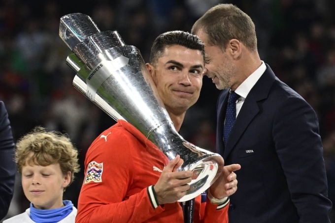 Ronaldo ôm chiếc Cup vô địch Nations League sau trận chung kết thắng Tây Ban Nha trên sân Allianz, Munich, Đức ngày 8/6. Ảnh: AFP