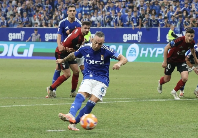 Cazorla đá phạt đền gỡ hòa 1-1 cho Oviedo trong trận thắng ngược Mirandes 3-1 ở lượt về chung kết play-off ngày 21/6. Ảnh: Real Oviedo