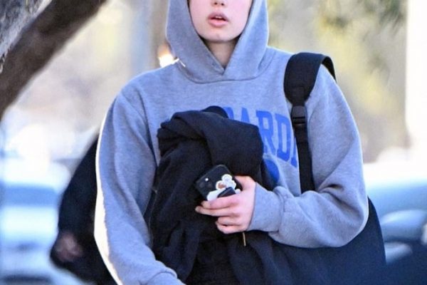 Nghệ danh mới của con gái Angelina Jolie
