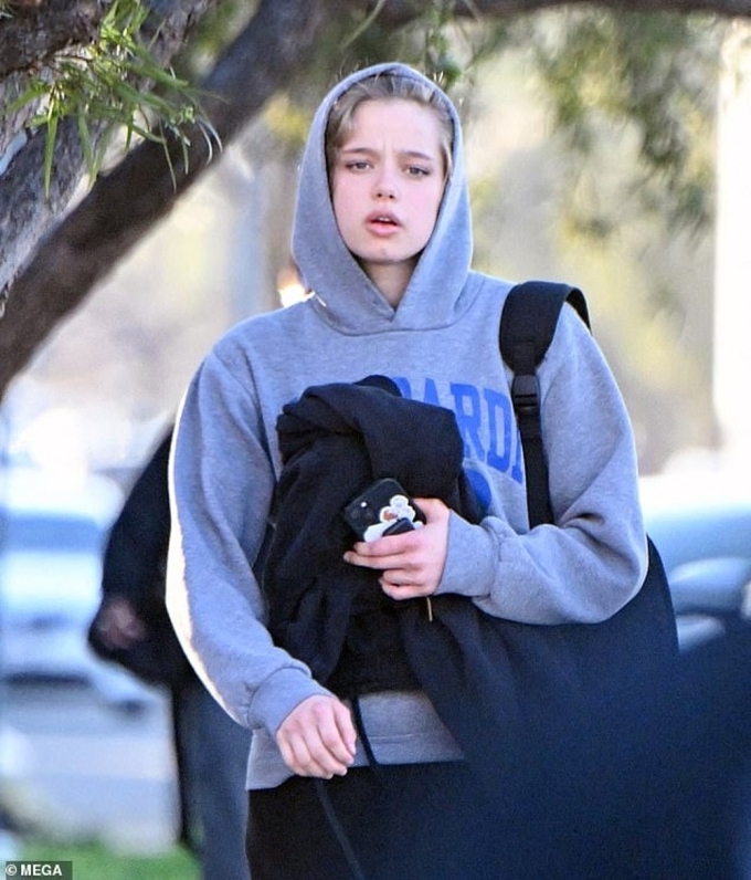 Shiloh Jolie đi bộ tai khu vực West Hollywood tháng 2. Ảnh: Mega