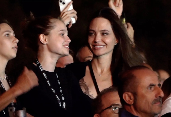 Shiloh Jolie và mẹ - minh tinh Angelina Jolie - đi xem concert ở Rome năm 2022. Ảnh: Backgrid