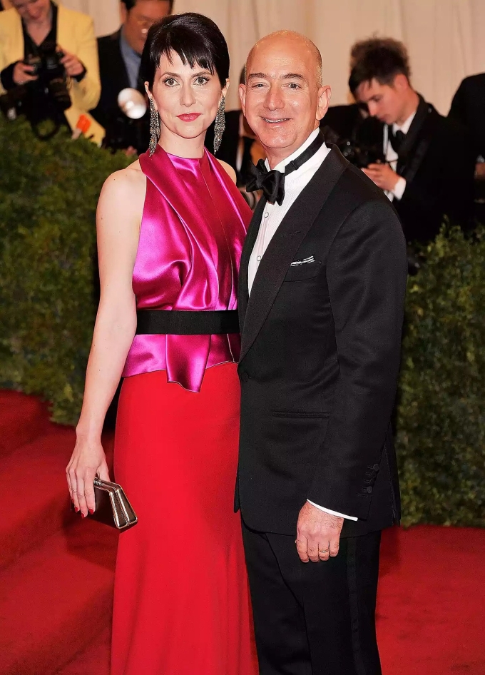 Tỷ phú Jeff Bezos và vợ cũ - nhà văn MacKenzie Scott. Ảnh: FilmMagic