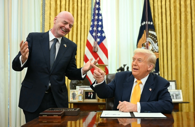Tổng thống Mỹ Donald Trump và Chủ tịch FIFA Gianni Infantino trò chuyện vui vẻ tại phòng Bầu dục sau khi ông Trump ký sắc lệnh thành lập ban chuyên trách về World Cup ngày 7/3. Ảnh: AFP