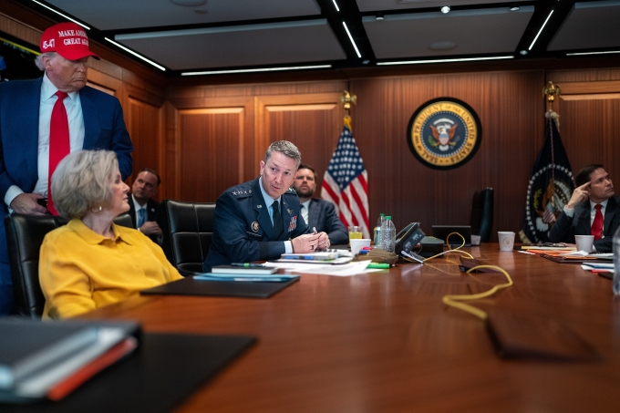 Tổng thống Mỹ Donald Trump đứng cạnh bà Susie Wiles, Chánh văn phòng Nhà Trắng, và Chủ tịch Hội đồng tham mưu trưởng liên quân Mỹ Dan Caine