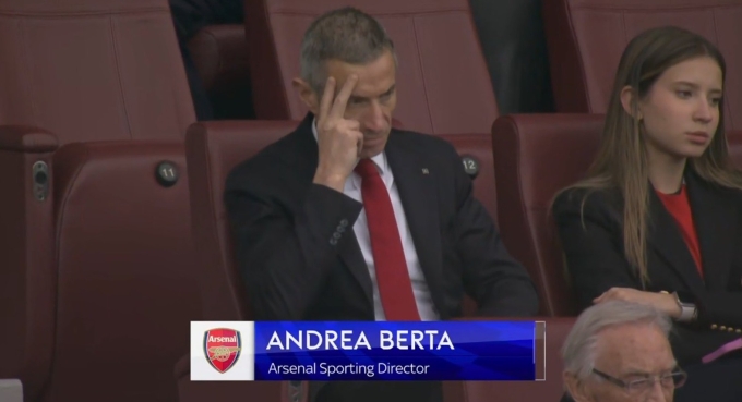 Berta đăm chiêu trên khán đài sân Emirates trong trận Arsenal tiếp Wolves ở Ngoại hạng Anh mùa trước. Ảnh: Sky Sports