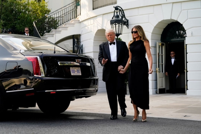 Ông Trump mặc trang phục tuxdedo, nắm tay phu nhân cùng bước vào Trung tâm Kennedy. Ảnh: Reuters
