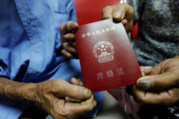 Ly hôn tuổi già: Cụ ông 93 ly dị vợ 85 vì thiếu chí tiến thủ