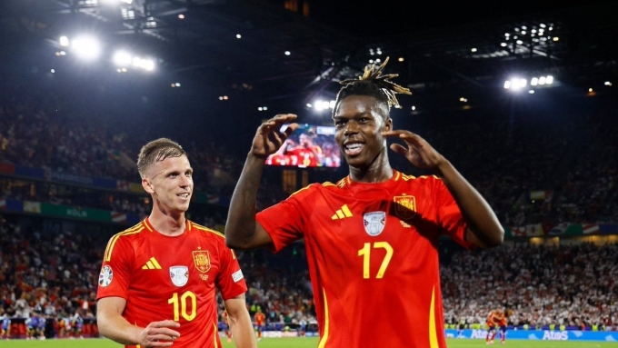Tình bạn giữa Williams với các cầu thủ Barca như Olmo trên tuyển Tây Ban Nha là một lợi thế cho CLB xứ Catalonia trong cuộc đua tranh tiền đạo của Bilbao. Ảnh: Diario Sport