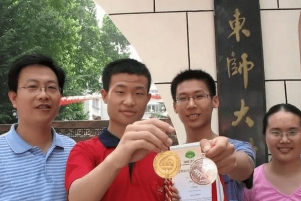 Thần đồng Toán học Trung Quốc giải trí bằng sách từ nhỏ