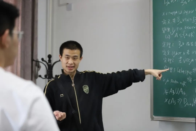 Thiên tài toán học Trung Quốc từ nhỏ đã giải trí bằng sách Toán - 1