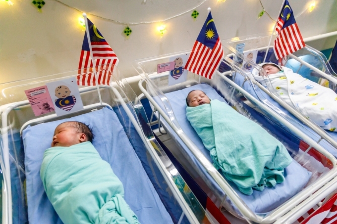 Các em bé mới sinh tại một bệnh viện ở Malaysia. Ảnh: Firdaus Latif