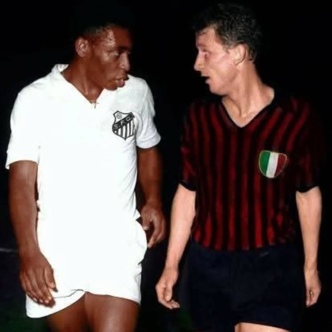 Pele cự nự với Giovanni Trapattoni trong trận Santos - Milan ở Intercontinental Cup trên sân San Siro, Italy năm 1963. Ảnh: AC Milan