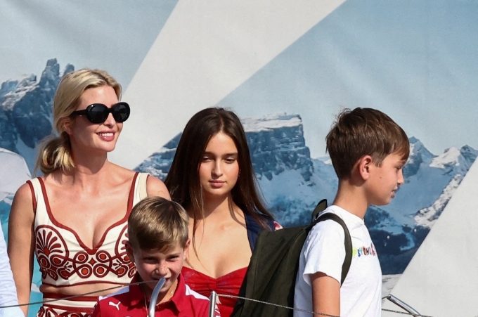 Ivanka Trump cùng con gái và hai con trai tại bến thuyền ở Venice ngày 24/6. Ảnh: Reuters