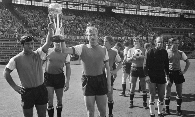 Joop van Daele (đeo kính) mừng sau khi cùng Feyenoord đoạt Intercontinental Cup 1970. Ảnh: sportgeschiedenis.nl