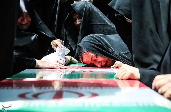 Đám tang nạn nhân Iran thiệt mạng trong vụ tấn công của Israel vào Tehran ở nghĩa trang Behesht-e Zahra, phía nam Tehran, ngày 17/6. Ảnh: Tasnims News