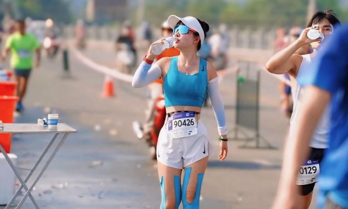 Bác sĩ Phương Nguyễn tiếp nước trên đường chạy VnExpress Marathon Huế 2024. Ảnh: VnExpress Marathon