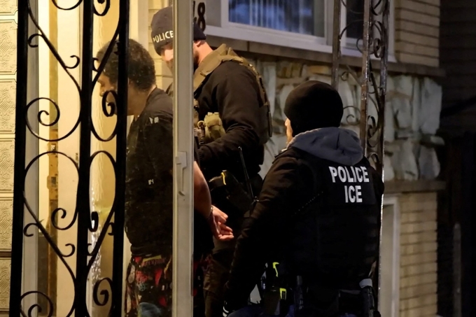 ICE bắt một người nhập cư trái phép ở Chicago, Illinois, hồi tháng một. Ảnh: Reuters