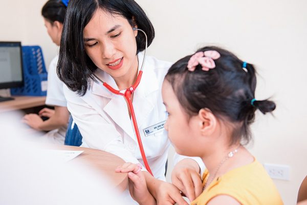 Mùa hè: Vì sao trẻ dễ bị chảy máu cam?