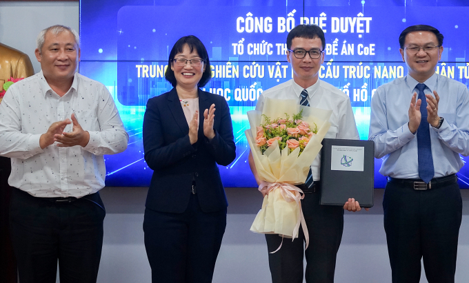 Đại diện INOMAR (thứ hai từ phải sang) nhận quyết định tham gia Đề án xây dựng cơ chế thúc đẩy để hình thành và phát triển Trung tâm nghiên cứu đạt chuẩn quốc tế. Ảnh: Bảo Lâm