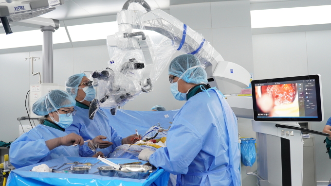 Ekip đơn vị Ngoại thần kinh – Cột sống AIH áp dụng phương pháp phẫu thuật xâm lấn tối thiểu (MISS) điều trị cho bệnh nhân thoát vị đĩa đệm lâu năm đã bị hạn chế vận động nghiêm trọng. Ảnh: AIH