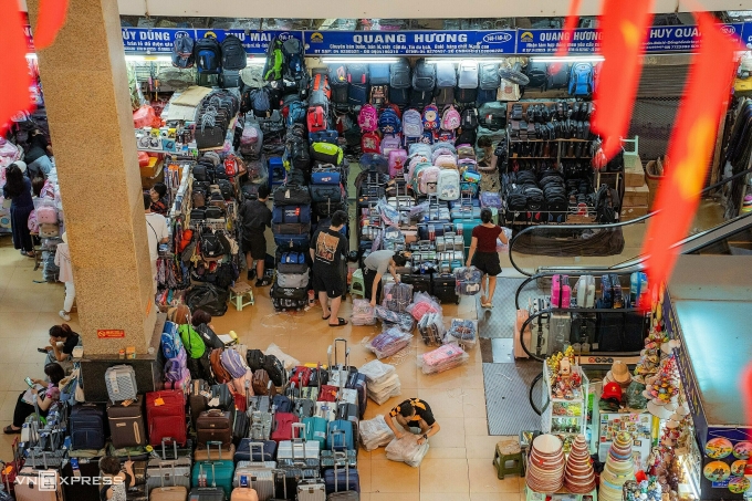 Tiểu thương kinh doanh tại chợ Đồng Xuân, Hà Nội. Ảnh: Hoàng Giang