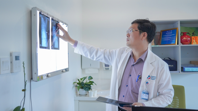 BS.CKI Nguyễn Mạnh Hùng – Trưởng đơn vị Ngoại thần kinh và Cột sống, Bệnh viện Quốc tế Mỹ (AIH). Ảnh: AIH