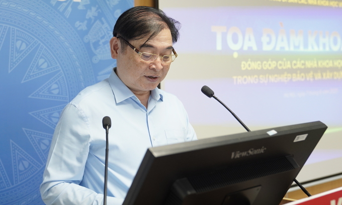 TSKH Phan Xuân Dũng, Chủ tịch Liên hiệp các Hội Khoa học và Kỹ thuật Việt Nam phát biểu tại tọa đàm Ảnh: MEDDOM