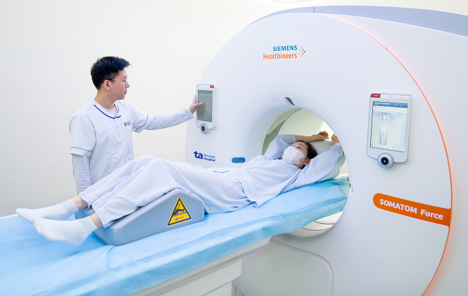 Người bệnh được chụp CT bằng máy Somatom Force VB30 giúp tầm soát ung thư phổi với liều tia X thấp. Ảnh minh họa: Bệnh viện Đa khoa Tâm Anh