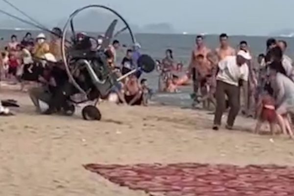 Bãi Cháy: Dù lượn va khách, đơn vị bị phạt 21 triệu