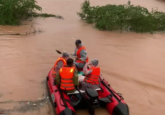 Lũ lụt: Cano đưa sản phụ đi sinh an toàn