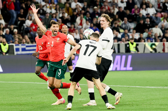 Ruben Dias giơ tay phản ứng khi Florian Wirtz đánh đầu chéo góc mở tỷ số, trong trận Bồ Đào Nha thắng Đức 2-1 trên sân Allianz, thành phố Munich, Đức, bán kết UEFA Nations League tối 4/6/2025. Ảnh: EPA