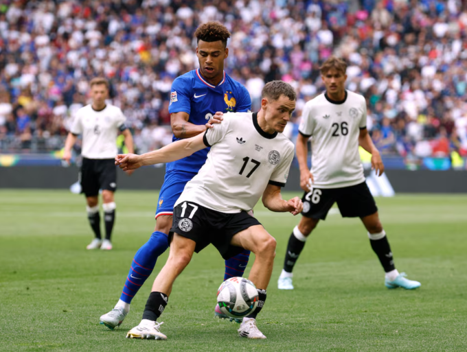 Florian Wirtz tranh chấp bóng với Desire Doue. Ảnh: Reuters